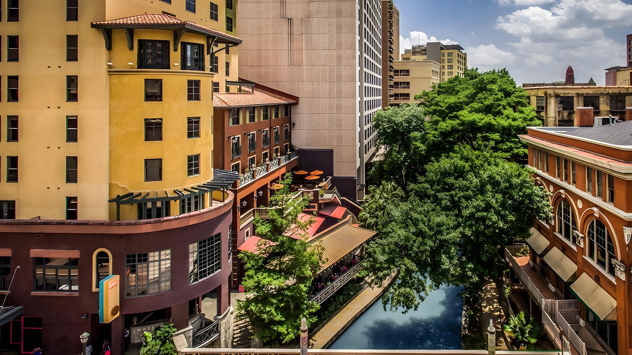 DELUXE, COURTYARD VIEW, BALCONY