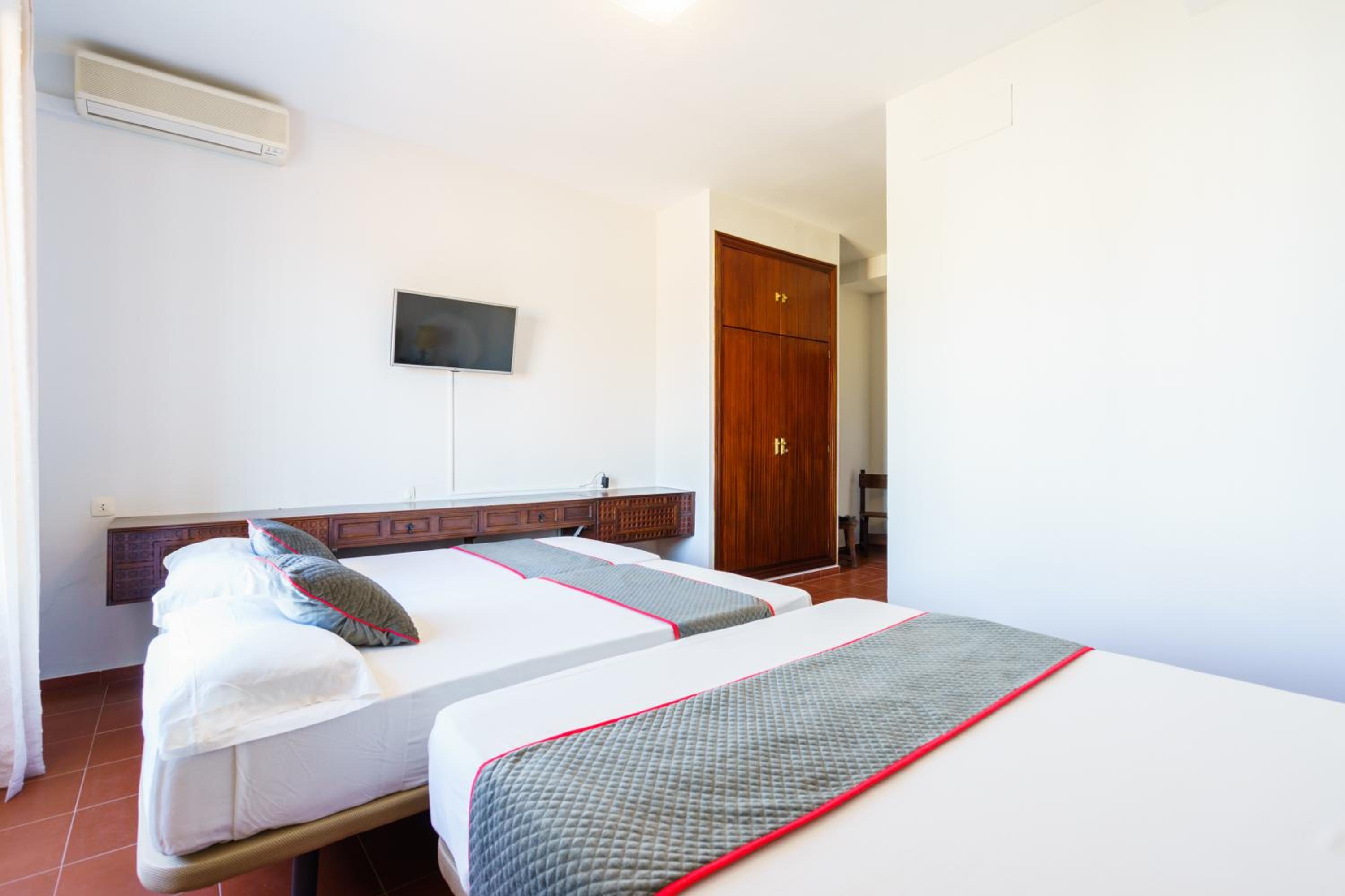 Room, Quadruple