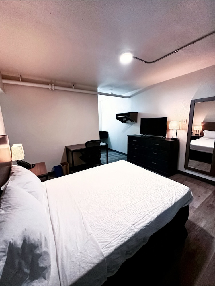 Studio City Suites, a Travelodge by Wyndham 13/37