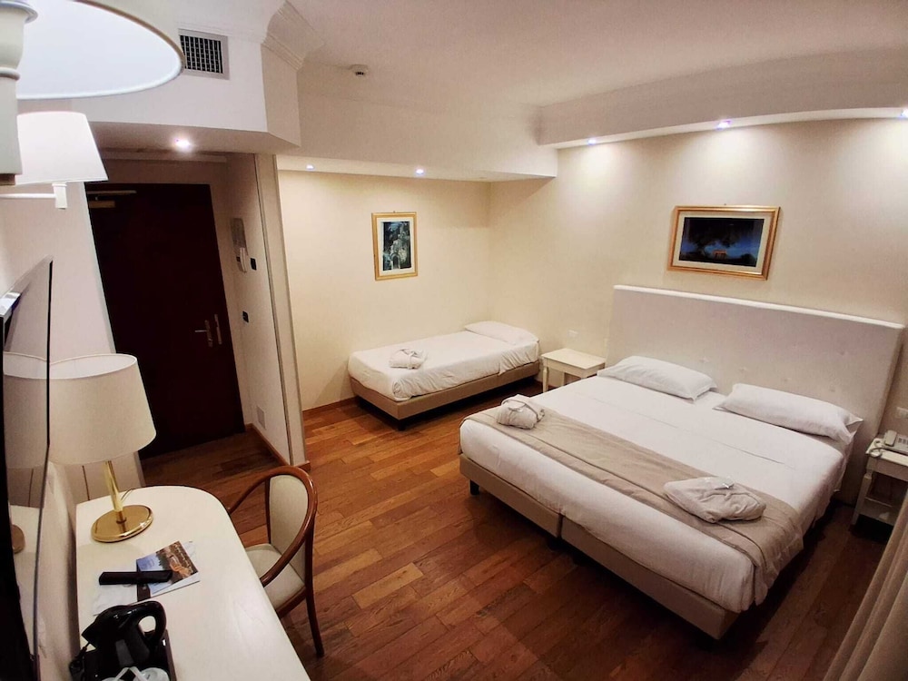 ROOM, TRIPLE