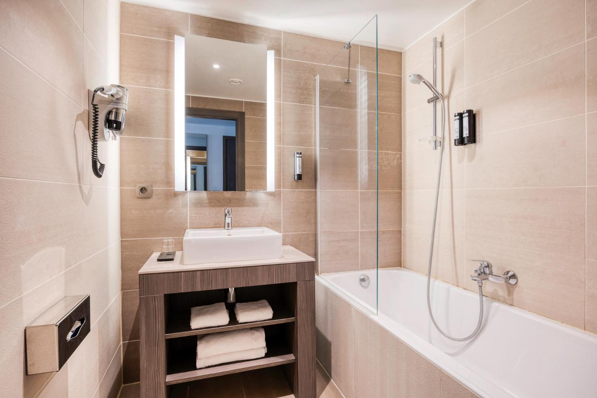 غرفة سوبيريور بسرير كينج، B&B HOTEL Mons Centre 8/10