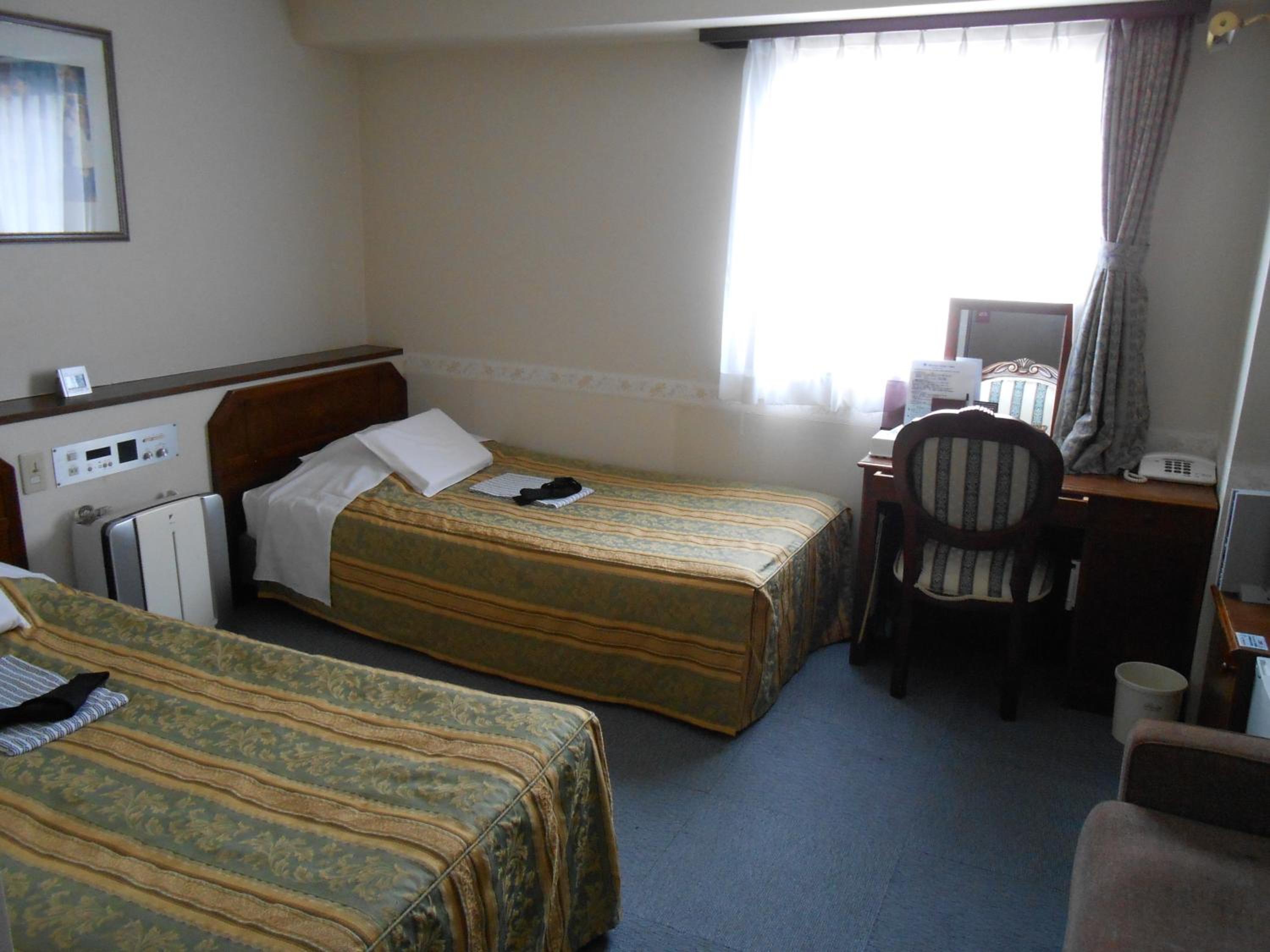 ROOM, TWIN BEDS