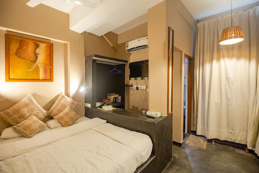 BASIC, QUEEN BED