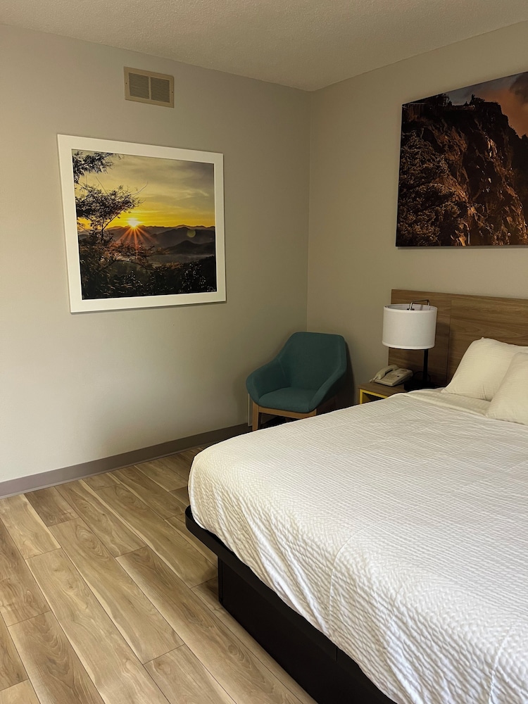 غرفة بسرير كينج، Days Inn by Wyndham Hutchinson 2/6