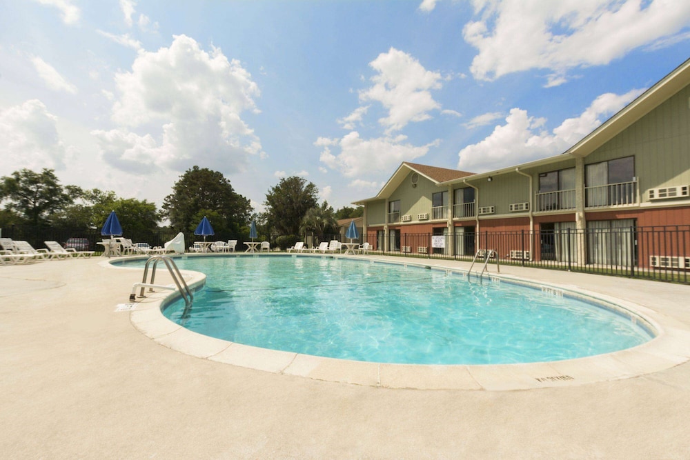 Howard Johnson By Wyndham Beaufort/Parris Island 3/39