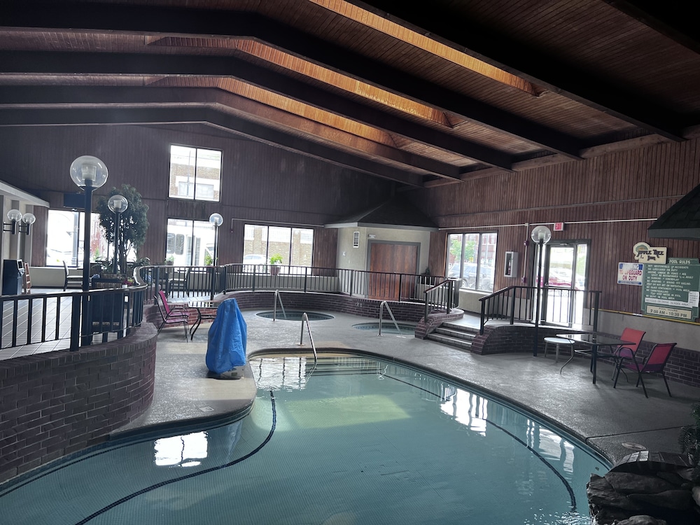 Apple Tree Inn and Suites 39/62