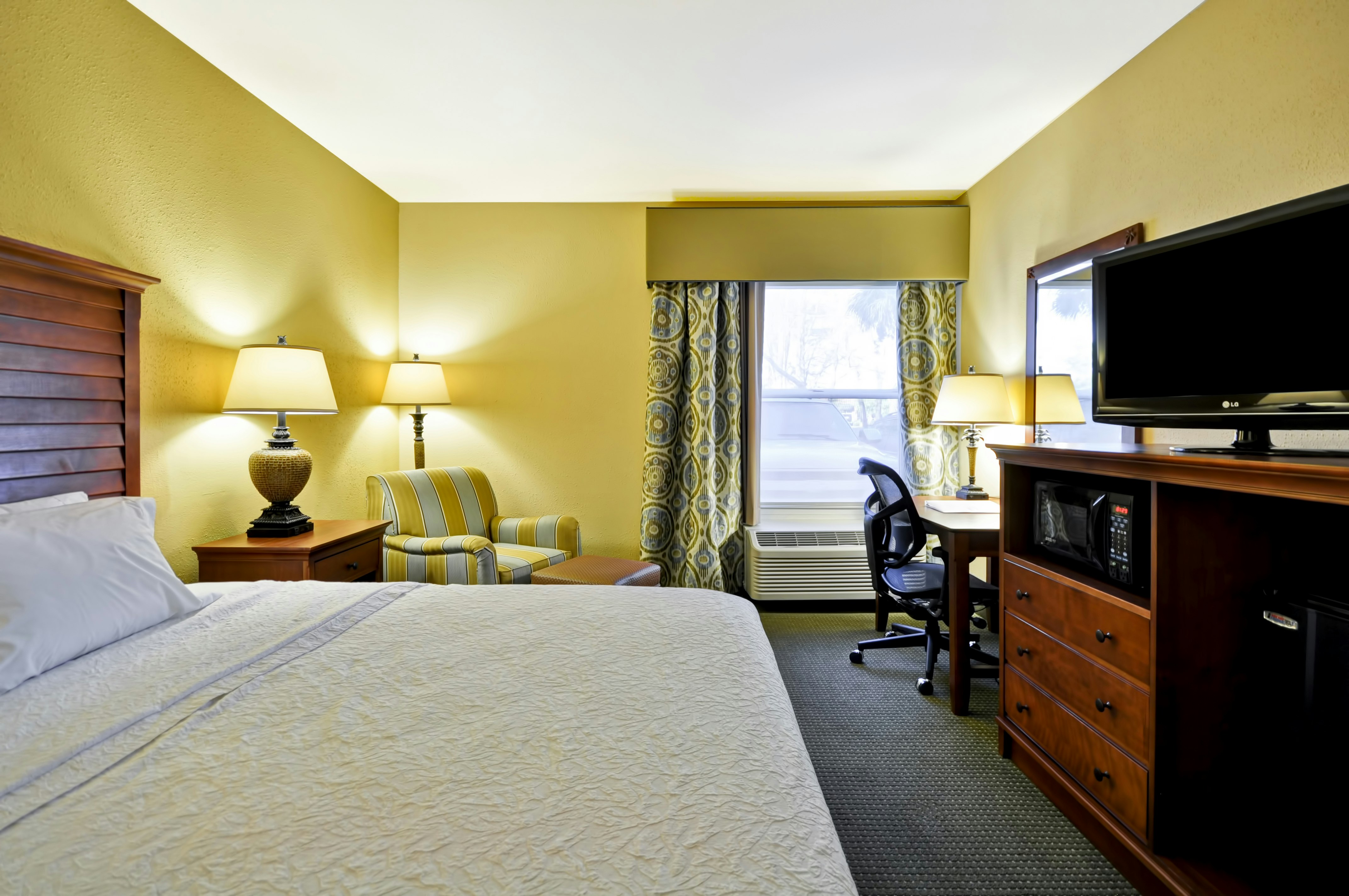 غرفة بسرير كينج، Hampton Inn Suites Charleston 2/4