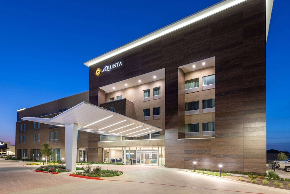 La Quinta Inn and Suites by Wyndham Round Rock East 2/43