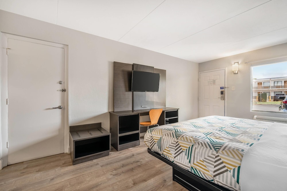 Travelodge by Wyndham Norfolk Airport 27/48