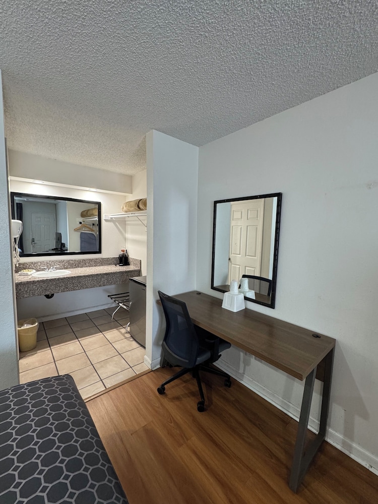 National Inn Garden Grove 60/60