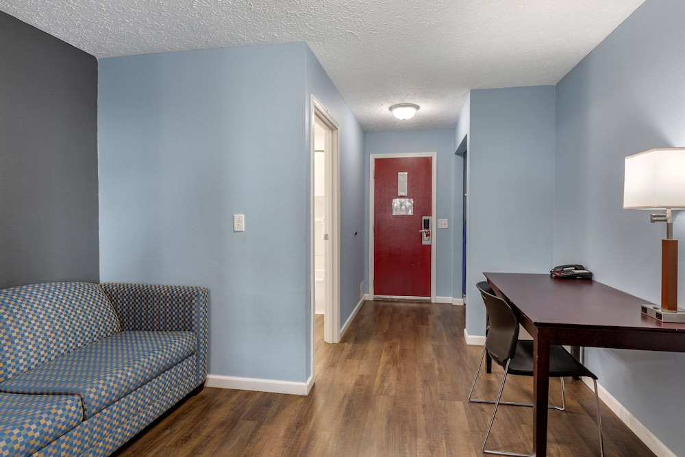 Econo Lodge Inn & Suites South 26/27