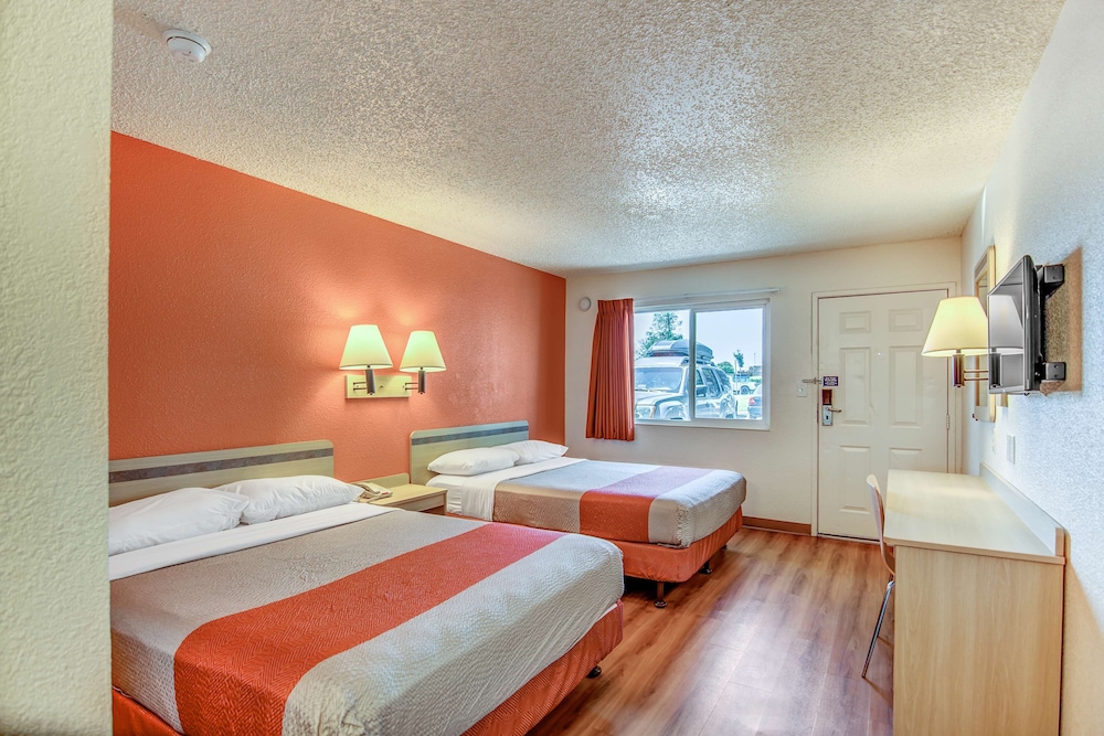 Motel6 Stockton, CA - Charter Way West 10/32