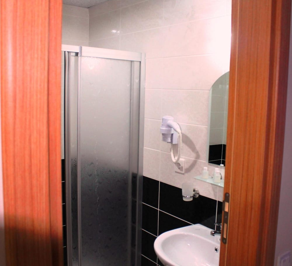 Avcilar Inci Hotel 67/68