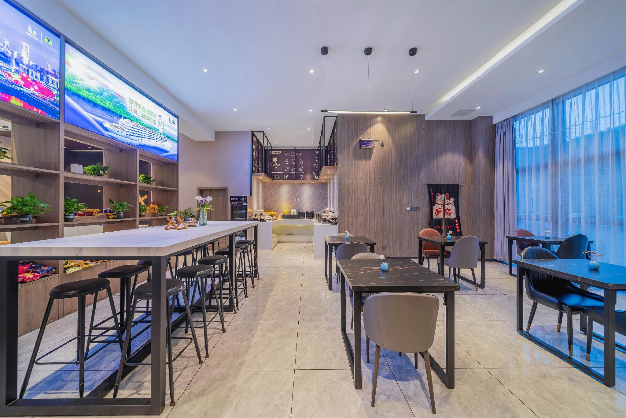 7 days premium hotel(Chongqing T3 terminal store) 42/55