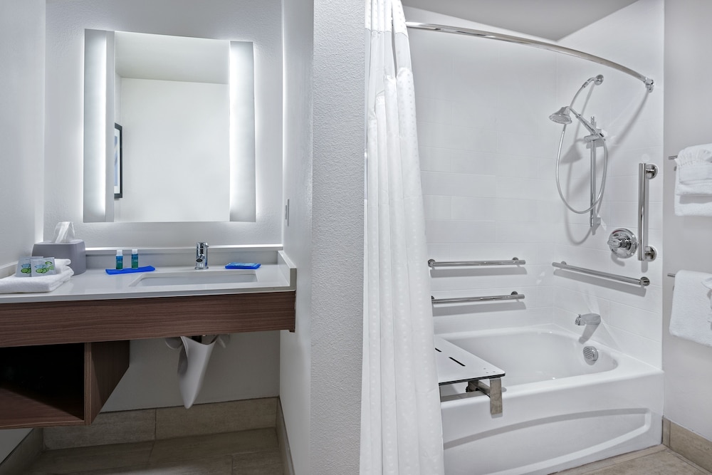 Holiday Inn Express & Suites Bryan 21/69