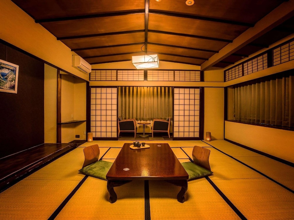 Japanese, Superior, 7 Futon Beds, No Bathroom