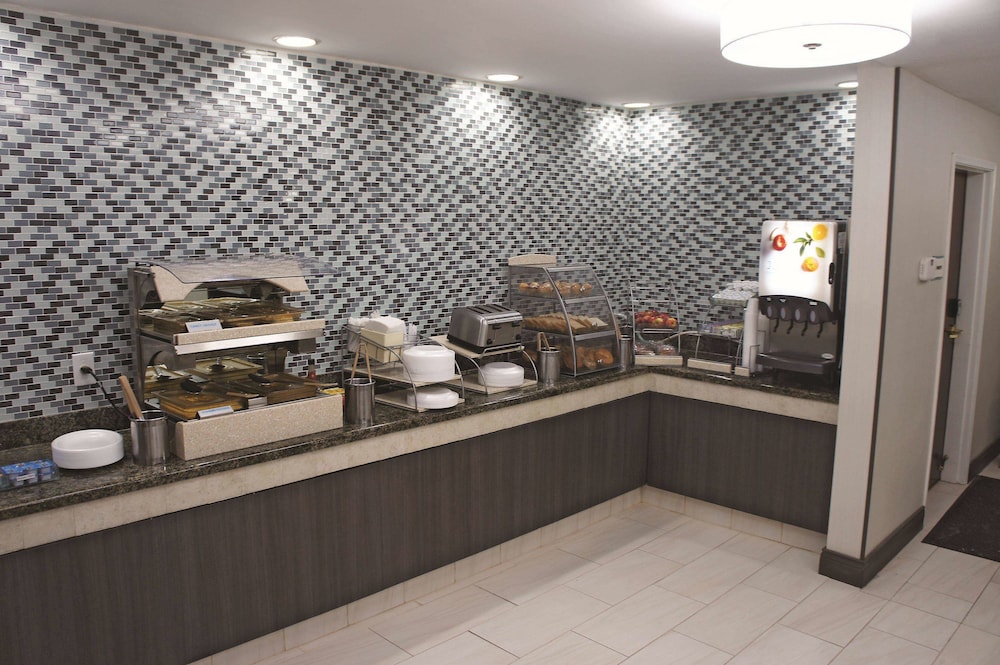 La Quinta Inn & Suites by Wyndham Covington 30/45