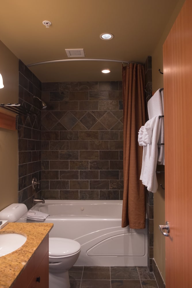 Sunshine Mountain Lodge - Superior Room 11/61