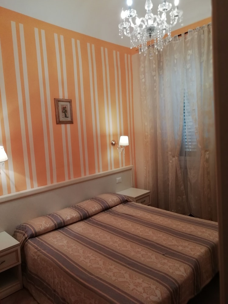 DELUXE, DOUBLE BED