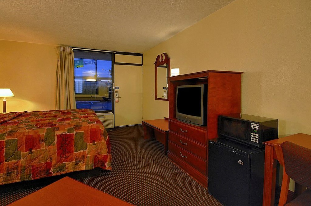 Super 6 Inn & Suites 31/40