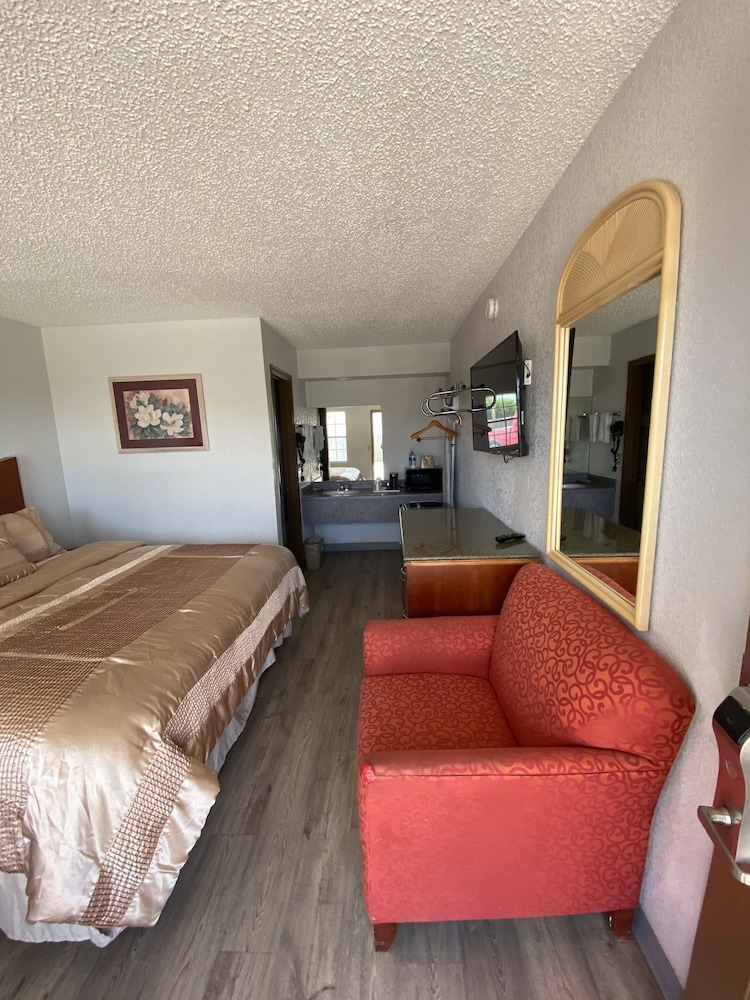 Colonial Inn 33/47