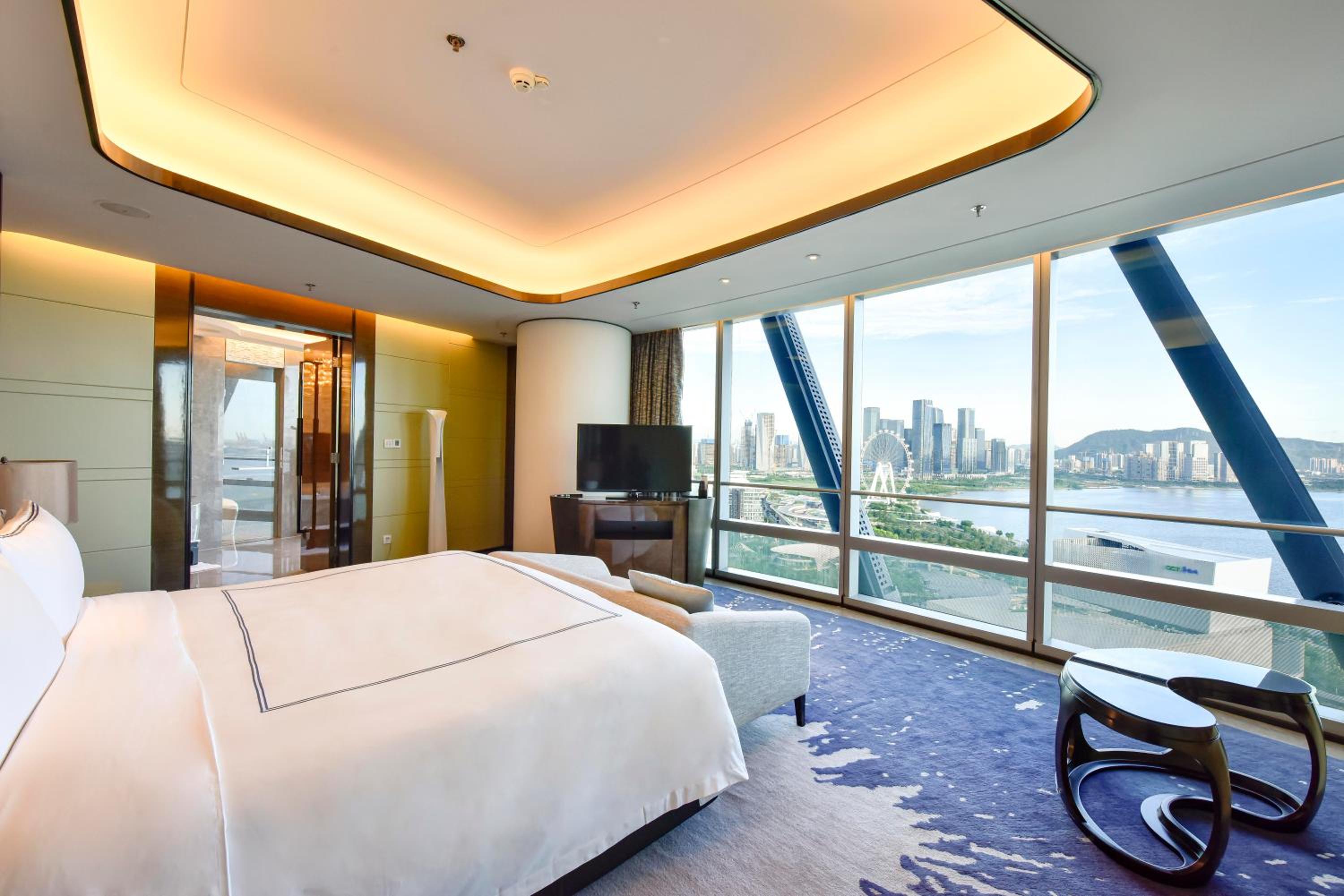 Vice President, Suite, King Bed, Bay View, Main Tower