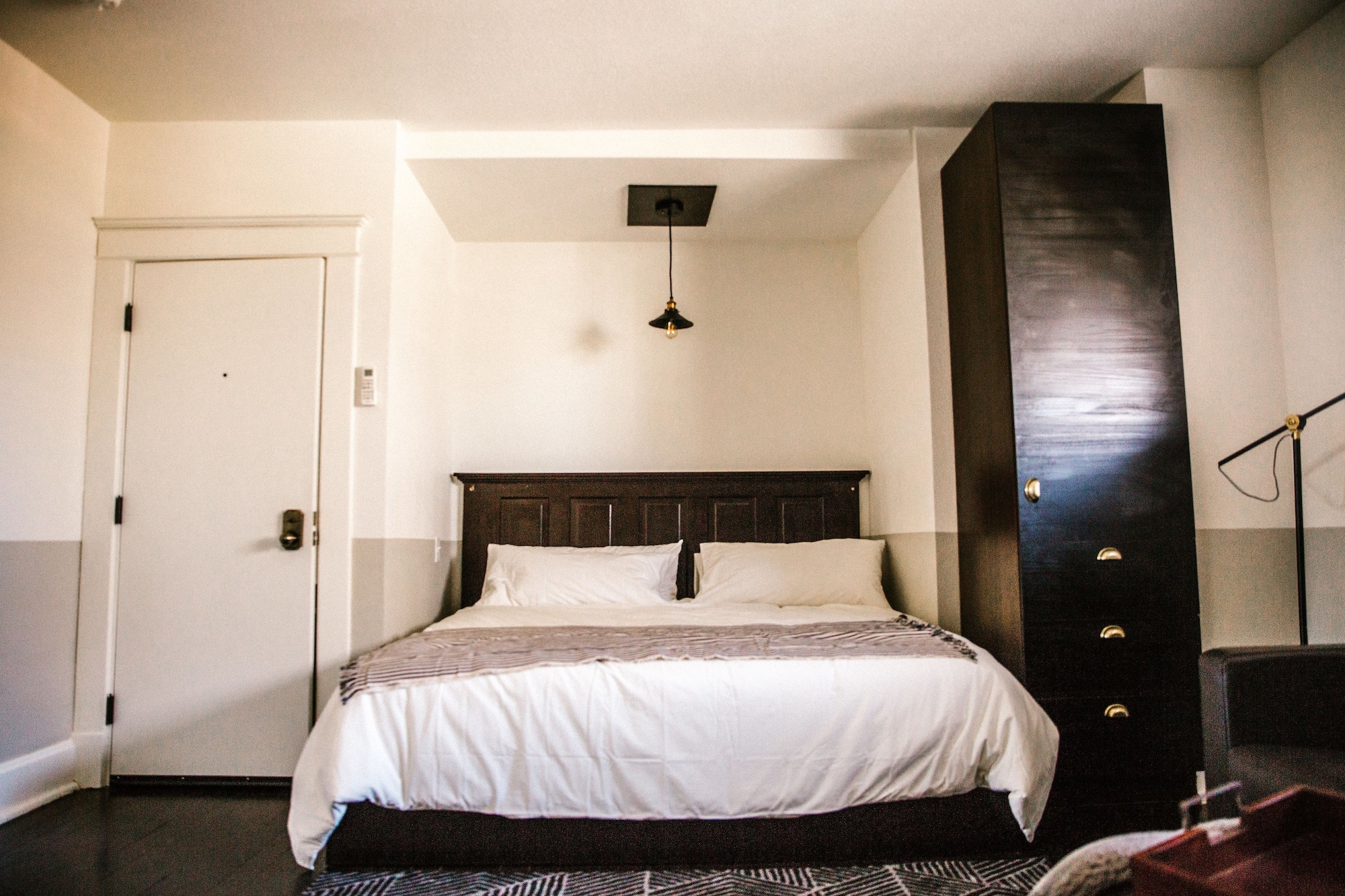 STUDIO, SUITE, KING BED