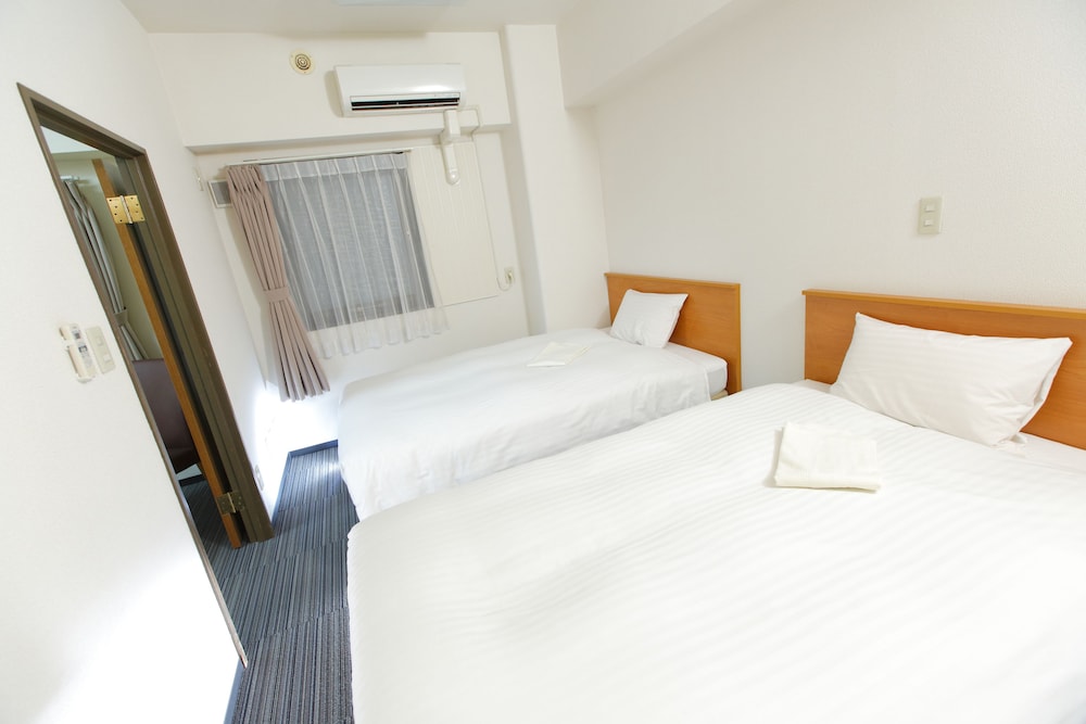 STANDARD, TWIN BEDS, NO CLEANING SERVICES, KITCHENETTE, SMOKING