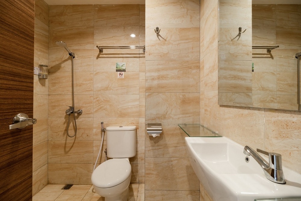 RedDoorz Plus near Lippo Mall Kemang 2 22/23