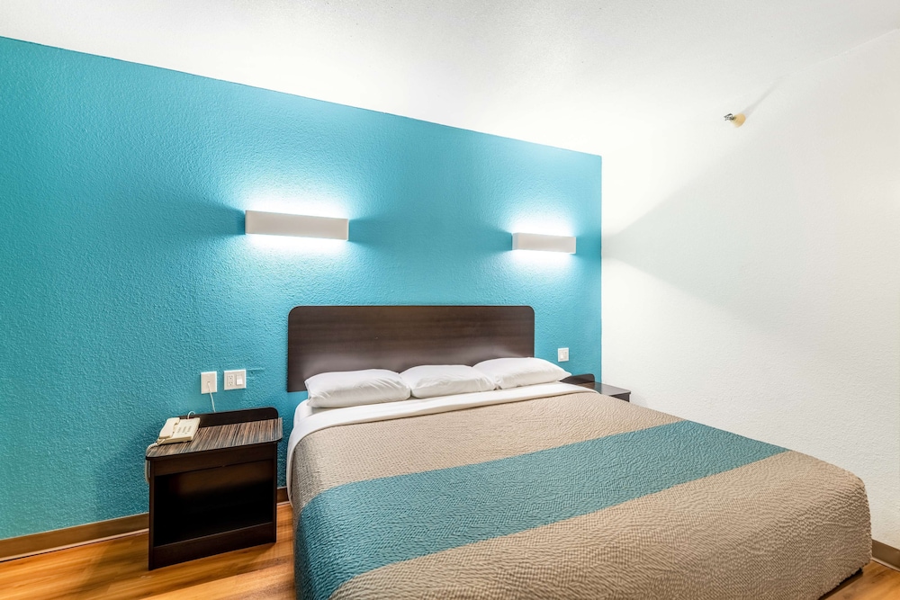Motel6 Lewisville, TX - Medical City 12/64