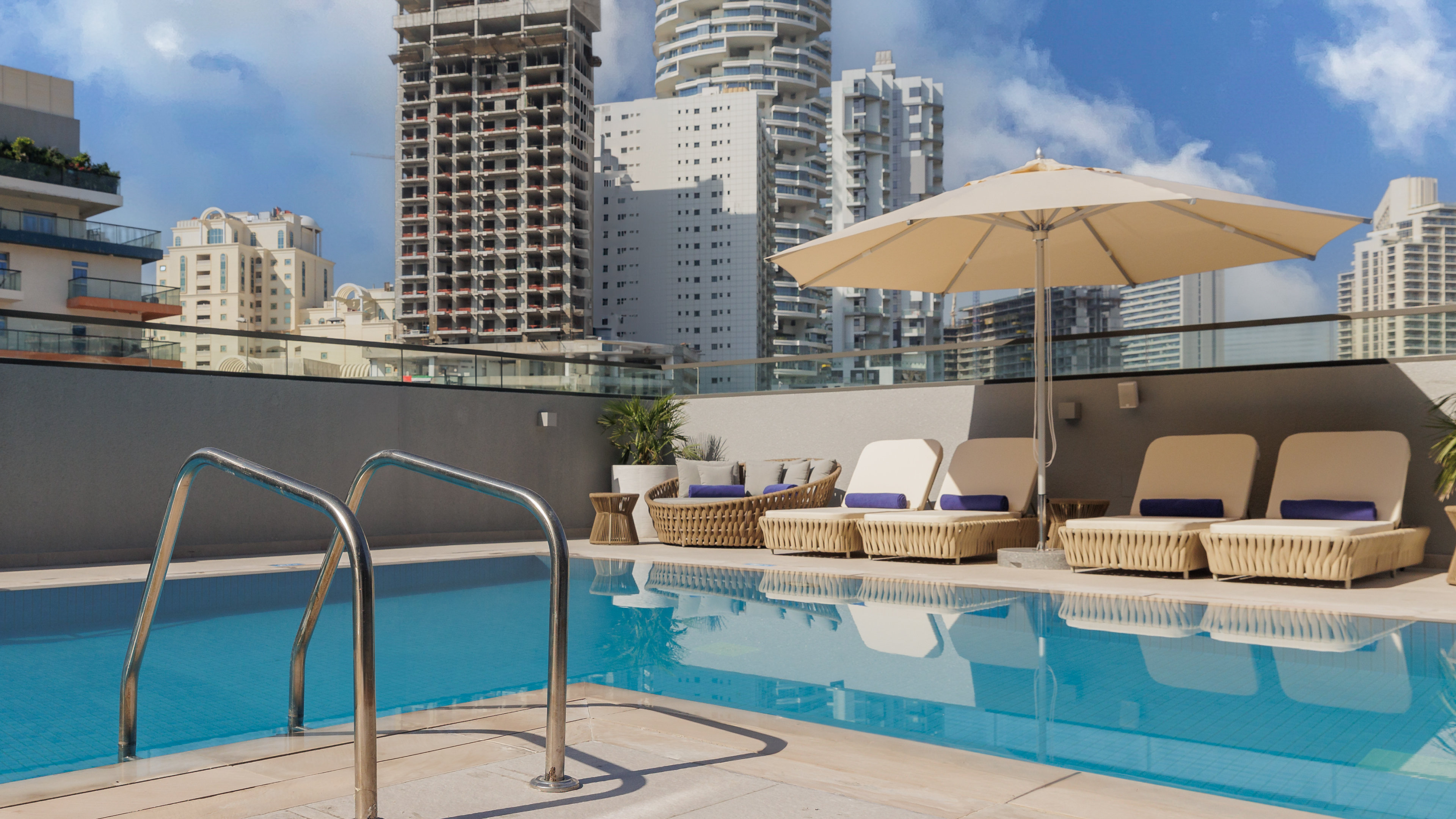 Holiday Inn Dubai Village Circle 23/23