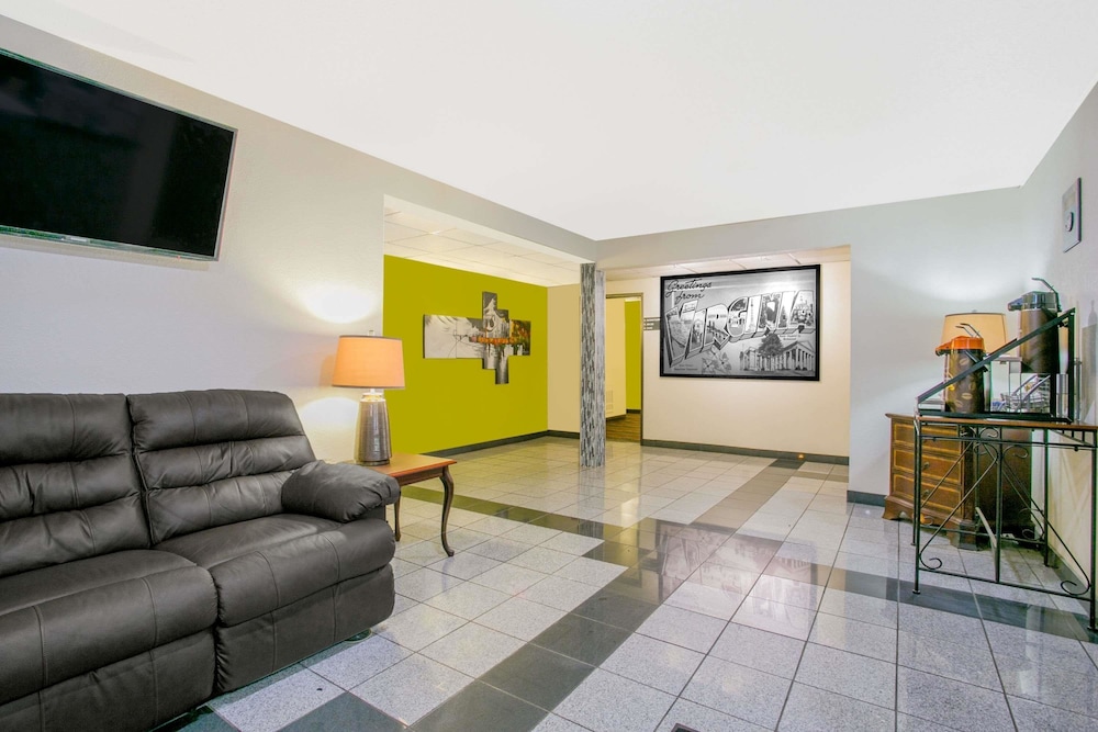 Super 8 by Wyndham South Boston VA 25/31