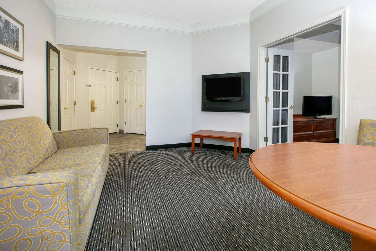 La Quinta Inn Suites Dallas North Central 28/48