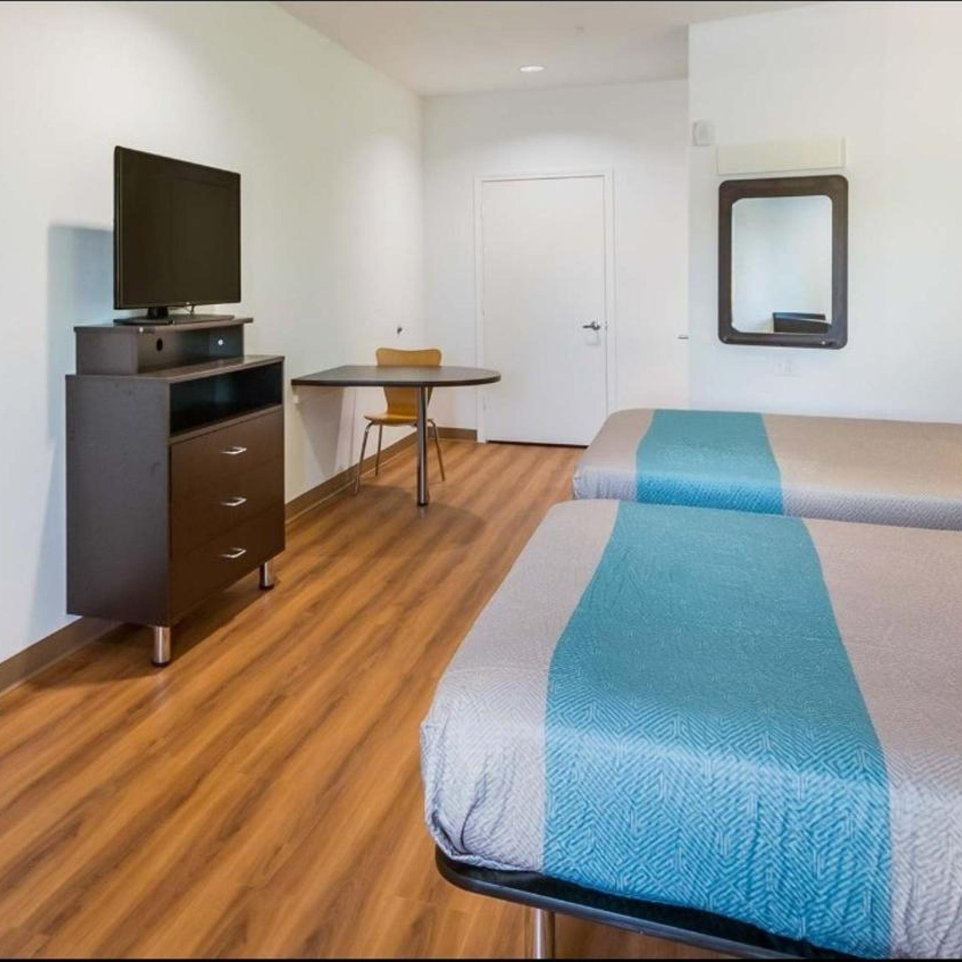 2 Queen Beds - Smoking, Micfridge، Motel6 Channelview, TX 7/10