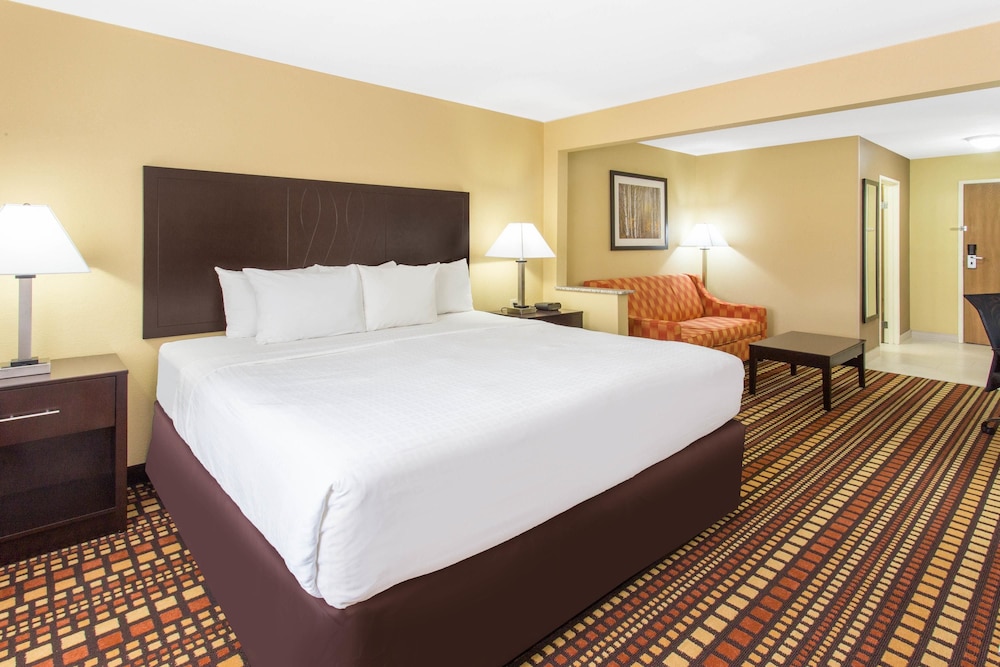Days Inn & Suites by Wyndham Davenport East 6/39