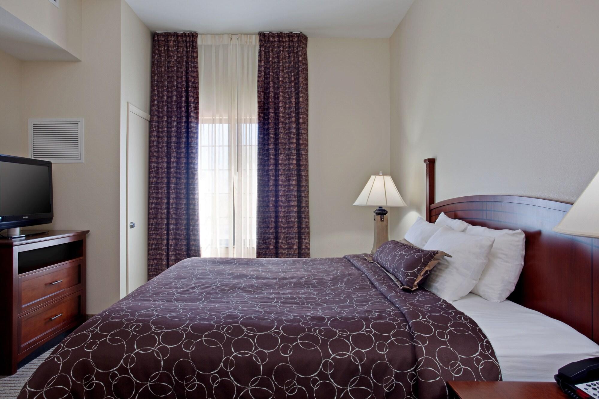 2 Bedrooms, Suite, Kitchen