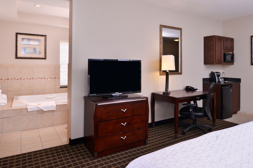 Holiday Inn Express Hotel And Suites Pittsburg 60/73