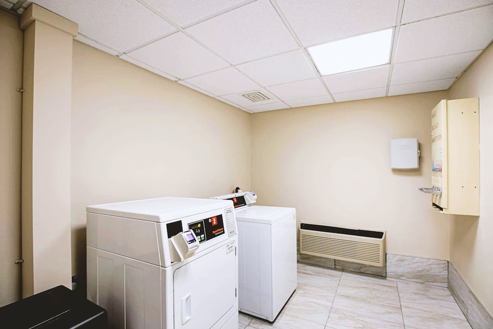 Norwood Inn & Suites Milwaukee 21/43