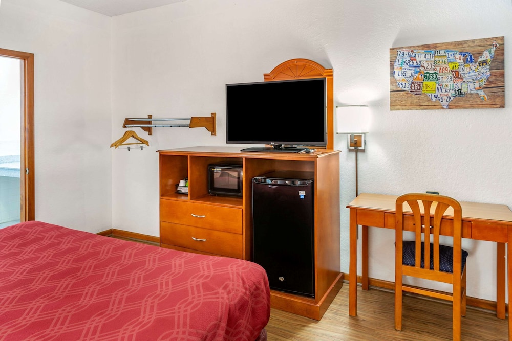 Econo Lodge Inn & Suites Albany North 22/41
