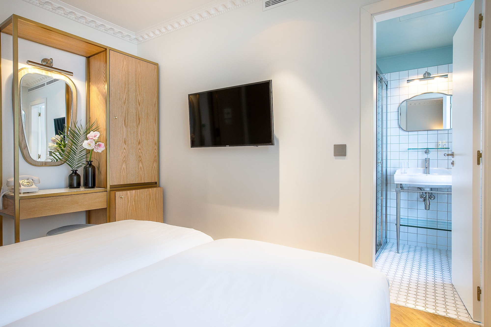 BUSINESS, DOUBLE BED
