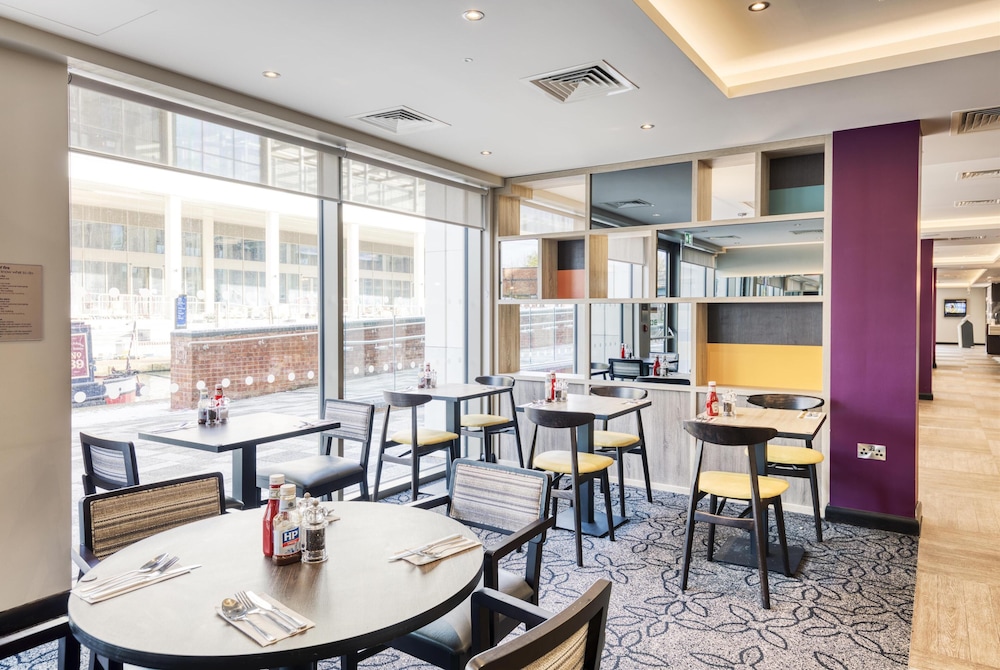 Premier Inn Banbury Town Centre (Castle Quay) hotel 35/50
