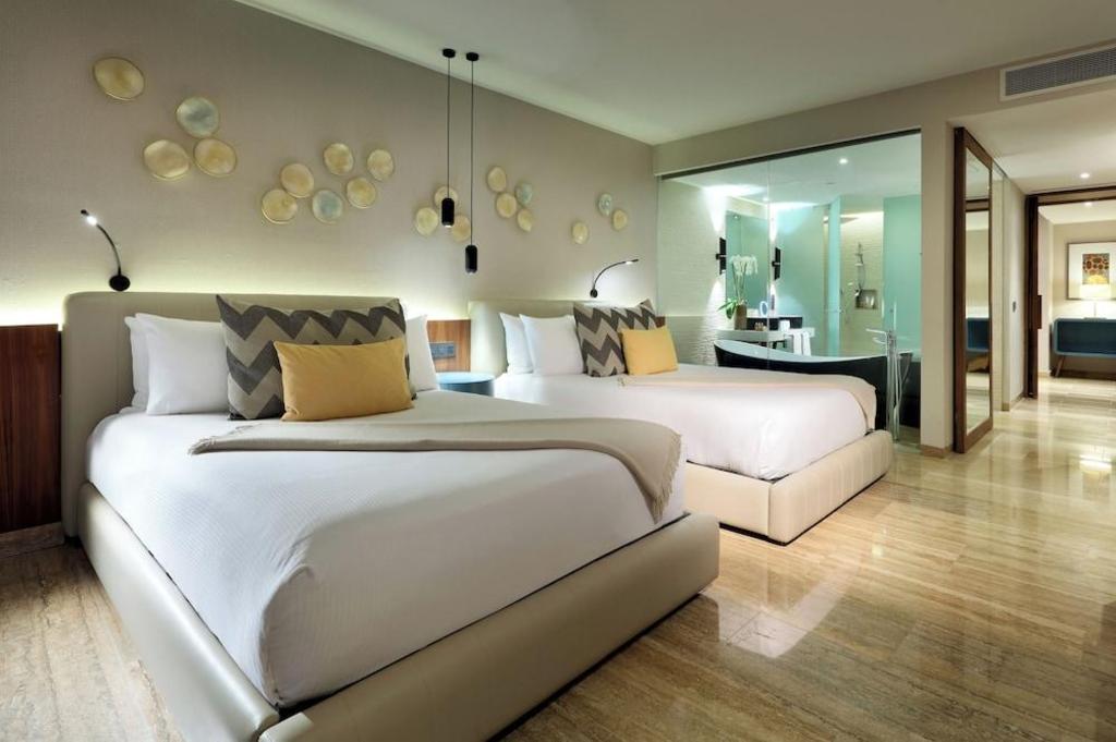 Junior Suite, King Bed, Pool Access