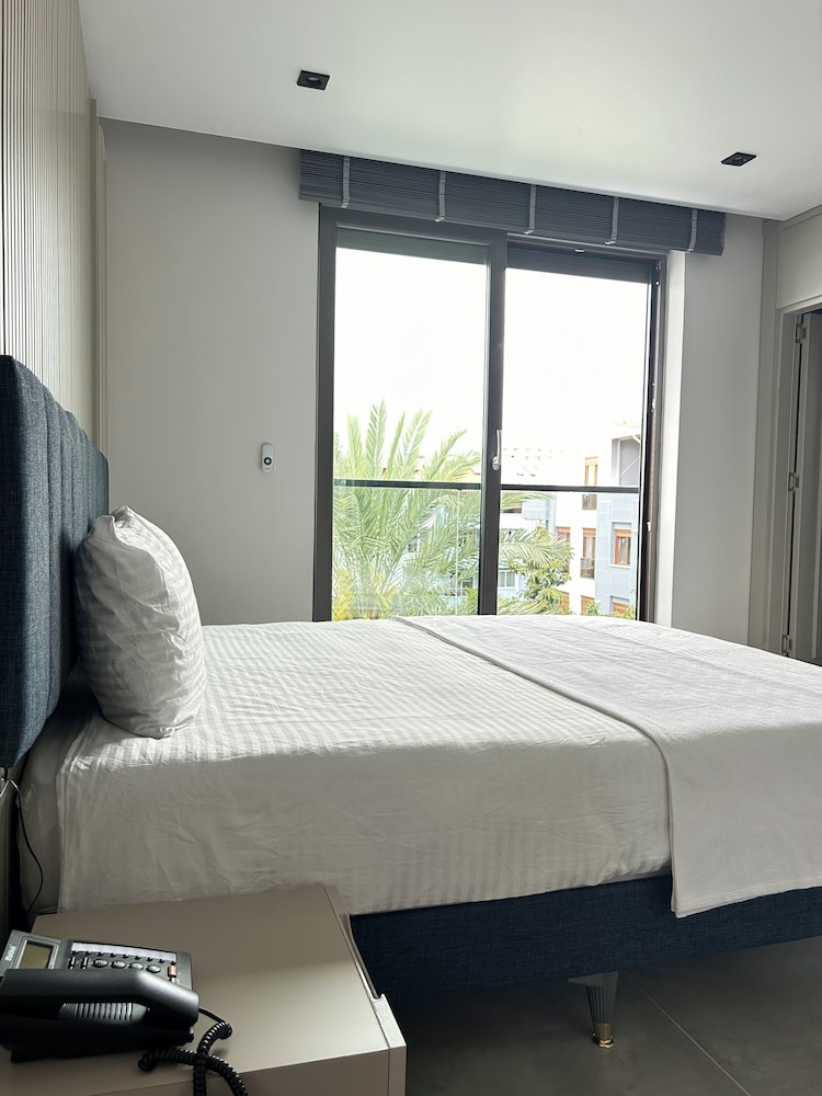 Sam Hotel 16/48