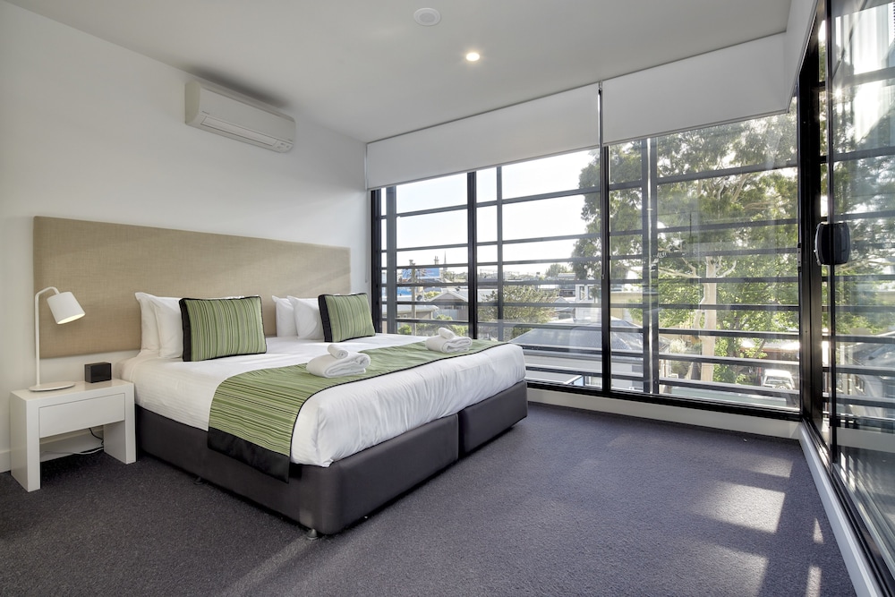 381 Cremorne 10/57