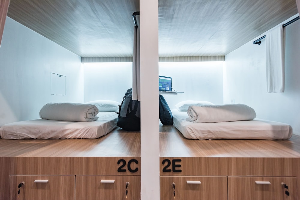 1 BEDROOM, MIXED DORM
