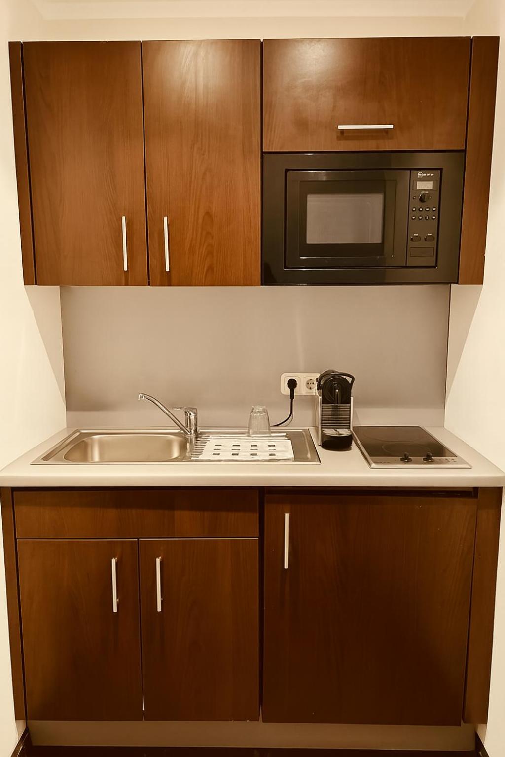 استوديو سوبيريور، Hotel Medo Koln 6/6