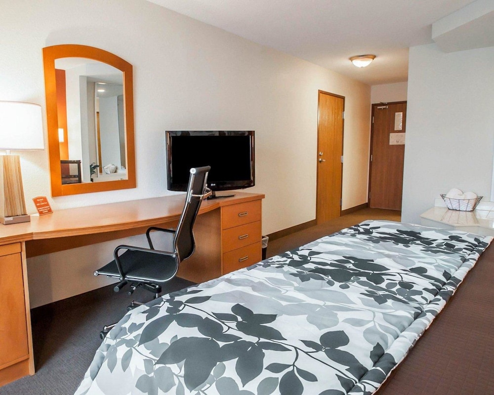 Sleep Inn Suites Lake of the Ozarks 18/52