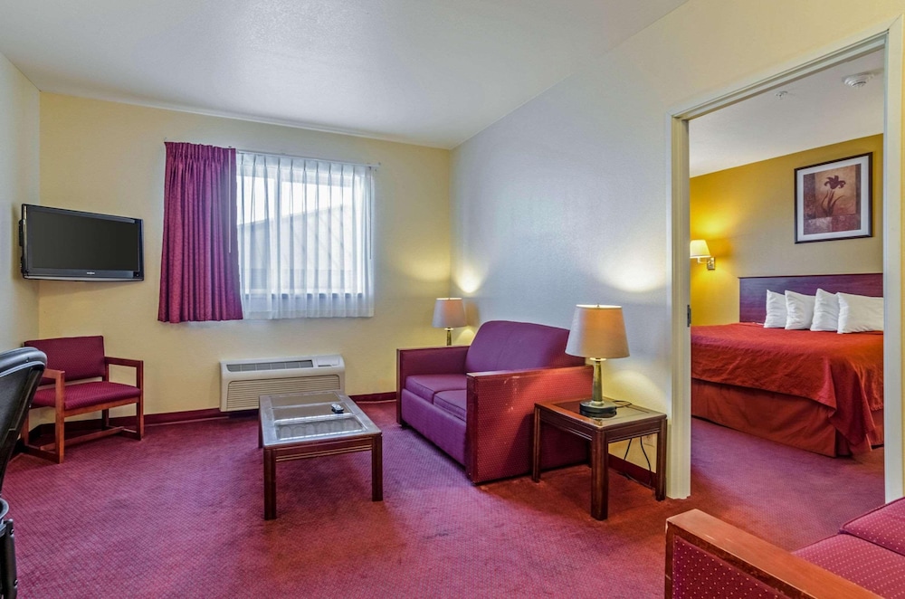 Holiday Inn Express Wichita North - Park City 30/38