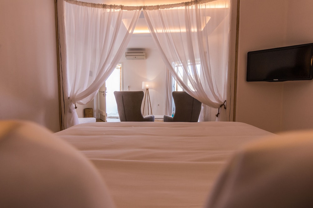 SALT SUITES & EXECUTIVE ROOMS 20/56