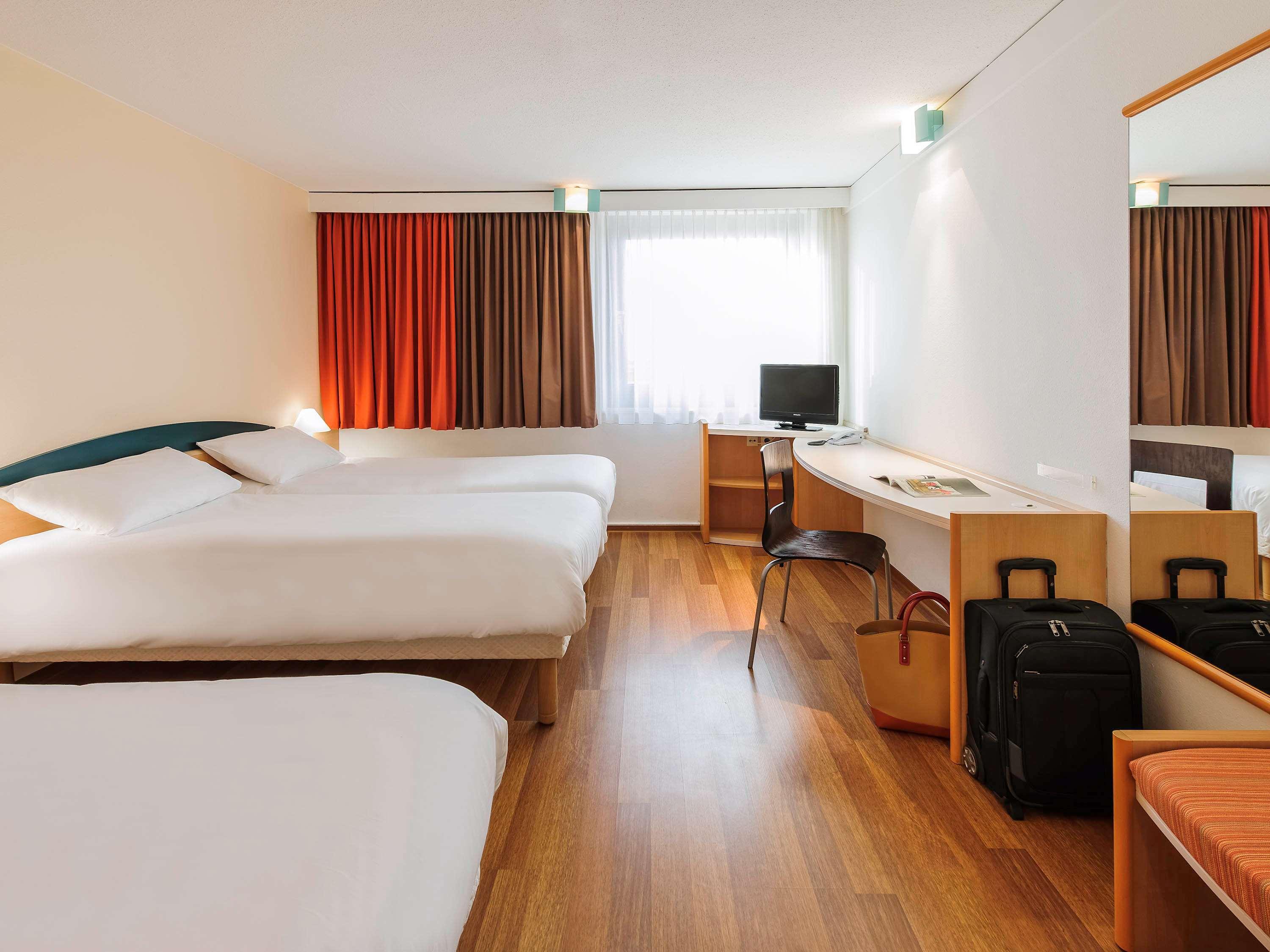 ROOM, 3 BEDS